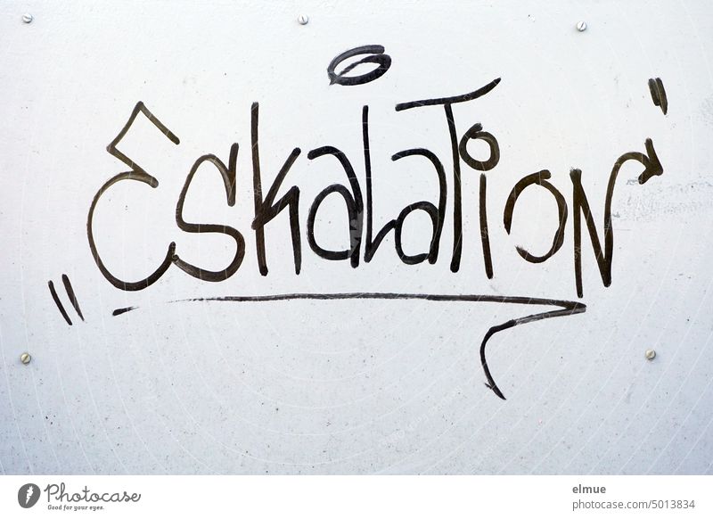 "Eskalation" steht in kunstvoller schwarzer Schrift an einer Tafel Steigerung Graffiti Verschärfung Schmiererei Handschrift Konflikt & Streit Konfliktmanagement