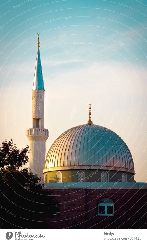 Moschee mit Kuppel und Minarett in Deutschland Islam Kuppeldach leuchten ästhetisch Religion & Glaube exotisch Halbmond glänzend rund schön Religionsfreiheit