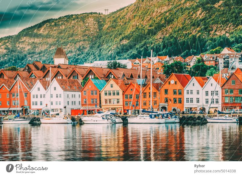 Bergen, Norwegen. Blick auf historische Gebäude Häuser in Bryggen - Hanseatische Werft in Bergen, Norwegen. UNESCO. gelb Schiff Anlegestelle See