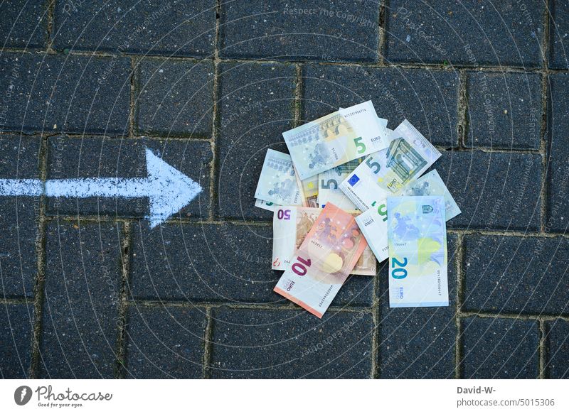 Pfeil zeigt auf einen Haufen Geld zeigen Euro viel Geldscheine Reichtum Bargeld sparen Finanzen Bodem liegen