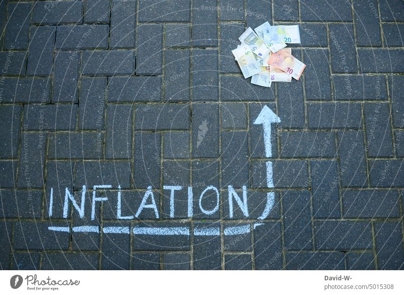 Inflation - Pfeil zeigt auf Geld inflation Geldscheine Kreide Konzept Euro Wertverlust Finanzen Reichtum sparen