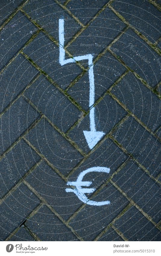 Pfeil zeigt nach unten - Geld und Inflation Euro geld € inflation verlust Zeichnung Eurozeichen Finanzen Armut abwärts bankrott Kreide abwärtstrend dax