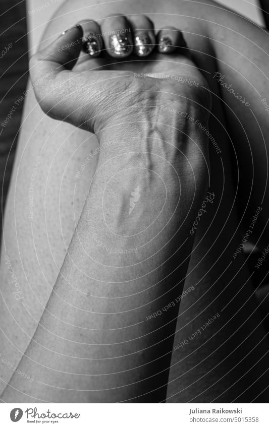 hervorstehende Adern am Handgelenk Makroaufnahme natürlich Detailaufnahme Arm Handgelenke Nahaufnahme Schwarzweißfoto Schwache Tiefenschärfe Unschärfe