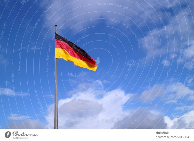 Deutsche Flagge an Mast vor blauem Himmel Deutschland Blau Europa national fahne Patriotismus wehen Politik & Staat Deutschlandfahne Fahnenmast Nationalflagge