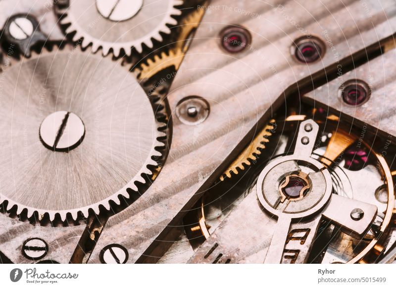 Alte Uhrwerk Hintergrund. Uhr Uhrwerk mit grauen und goldenen Zahnrädern. Vintage Mechanismus mit Uhrwerk Mechanik dreckig Bewegung Stahl Scheitel Business