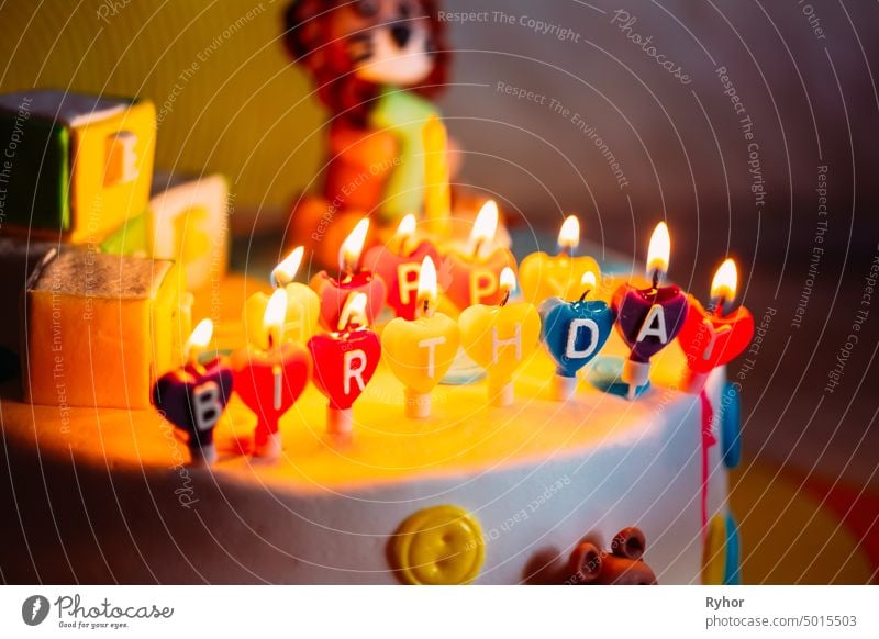 Alles Gute zum Geburtstag geschrieben in beleuchteten Kerzen auf bunte Torte Text Dekoration & Verzierung Kindheit Licht Pasteten Happy Birthday Bäckerei Glück