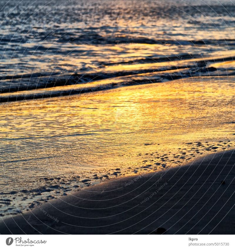 der Sonnenuntergang im Meer als Konzept der Entspannung MEER Sonnenaufgang Himmel Strand Wasser Natur Morgendämmerung Abenddämmerung Horizont Landschaft orange