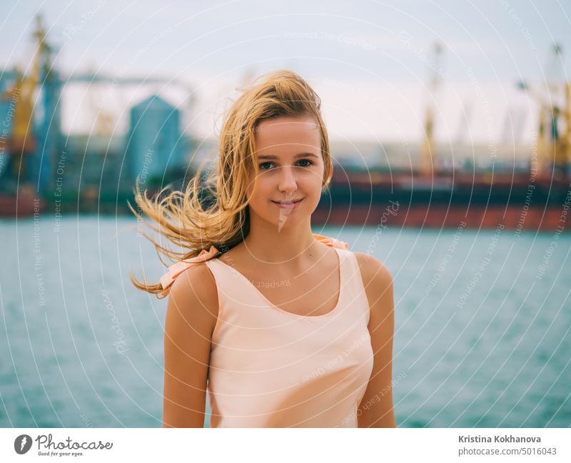Porträt des jungen Mädchens Hipster schöne blonde Teenager lächelnd und posiert in Marine Port bei windigen Sommertag. attraktiv Hintergrund Schönheit Kaukasier