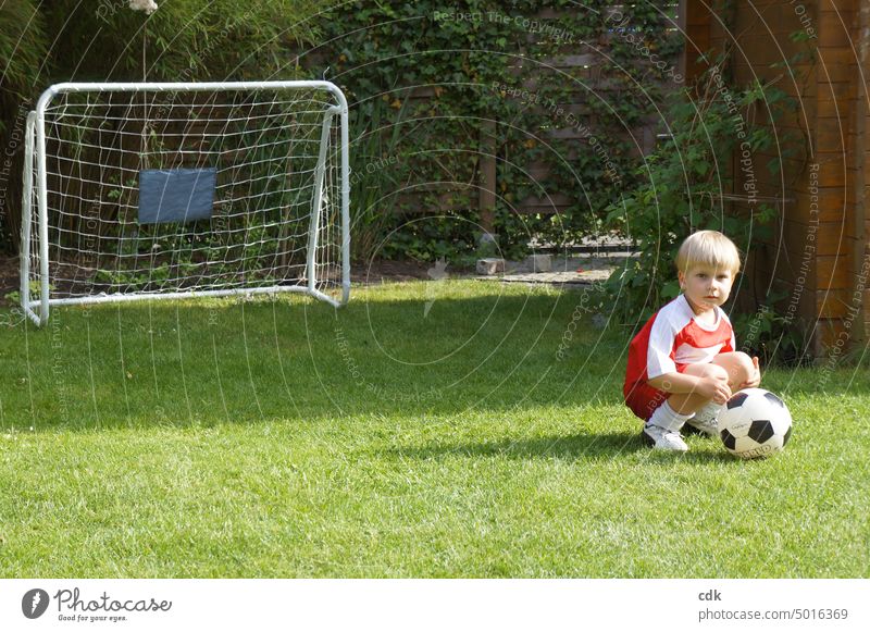 Kindheit | das Runde soll ins Eckige - vom großen Fussball träumen. Mensch Junge Kindergartenkind Fußball Fußballtor Fußballer Fußballtraining Fußball spielen