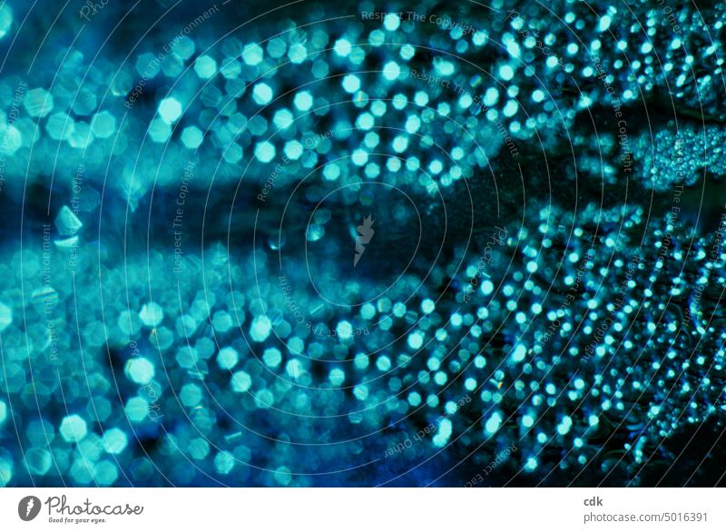 Wassertropfen | blau-türkis | perlen, fließen, strömen, glitzern. Nahaufnahme Makroaufnahme Detailaufnahme Strukturen & Formen Natur Tropfen glänzend feucht