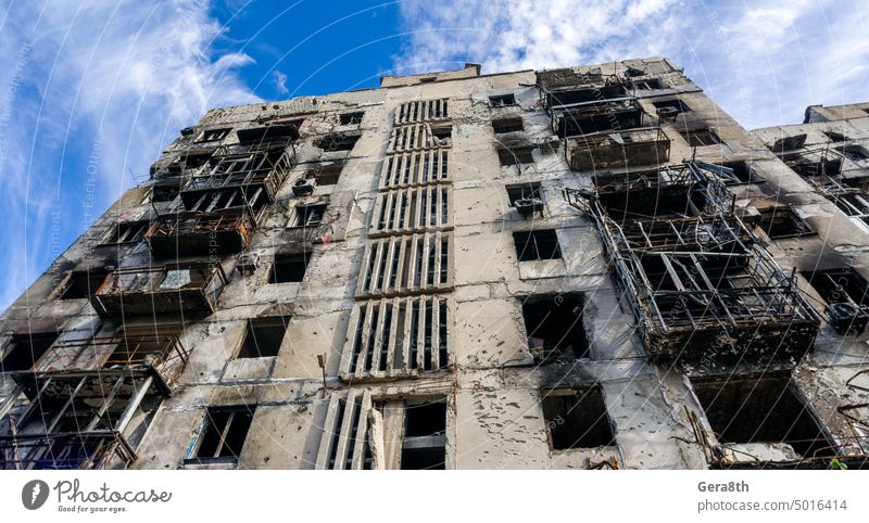 zerstörte und verbrannte Häuser in der Stadt während des Krieges in der Ukraine donezk Kherson Lugansk mariupol Russland aussetzen Verlassen attackieren