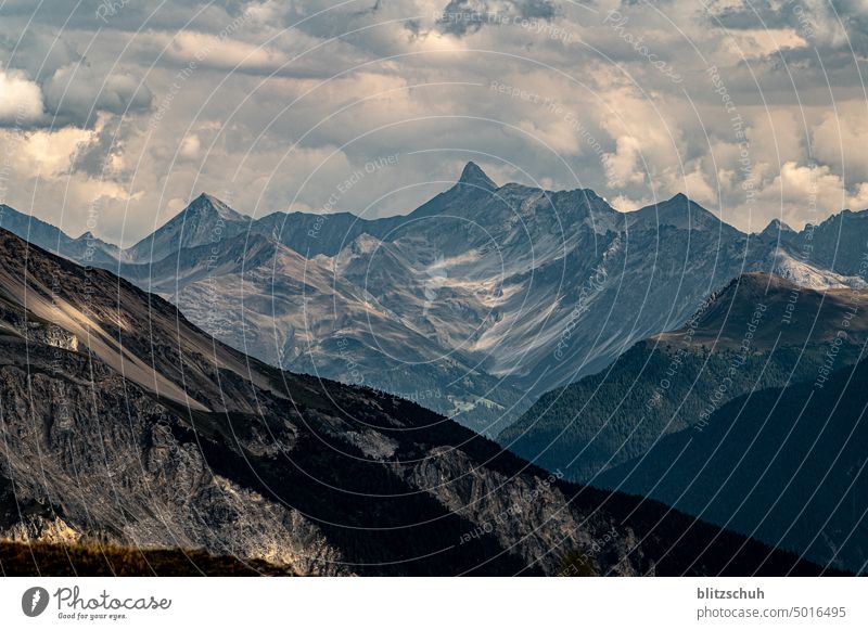 Piz Üertsch 3269 m.ü.M. (mitte), links Piz Blaisun 3200 m.ü.M Kanton Graubünden / Blickrichtung Italien Alpen Berge Berge u. Gebirge Landschaft Natur Felsen