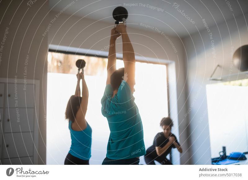 Aktive Menschen beim Training mit Kettlebells im Sportverein Übung Fitness passen Gesundheit Rehabilitation Gewicht Wellness schwer Lifestyle Aktivität