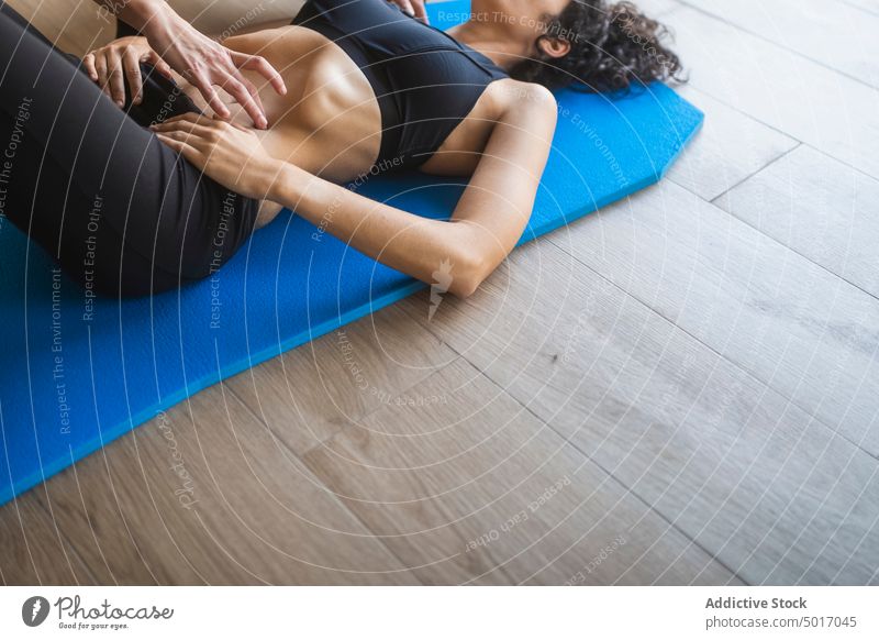 Yogalehrer hilft Frau bei der Yoga-Praxis Übung Atem Trainerin Ausbilderin üben passen Hilfsbereitschaft Zusammensein abstützen Wellness Gesundheit richtig