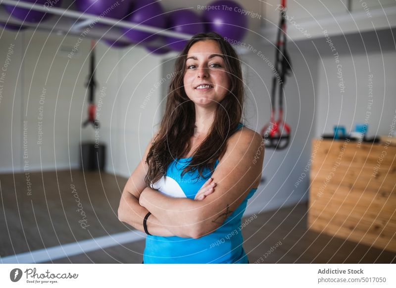 Lächelnder Yogalehrer mit Blick in die Kamera im Studio Frau Trainerin Ausbilderin positiv Gesundheit Wellness Fitness Glück Wohlbefinden passen üben heiter