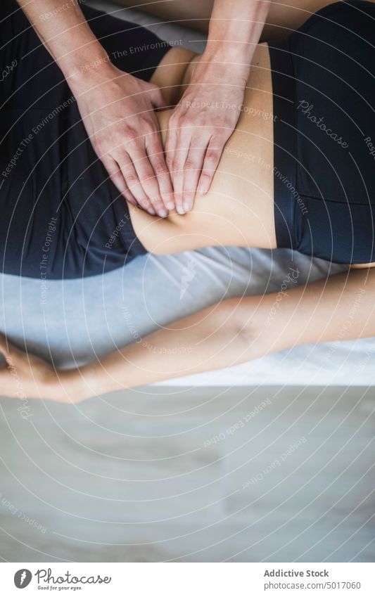 Masseurin bei der Lymphdrainage eines Patienten in der Klinik Massage Therapie Bauch Magen Physiotherapie geduldig lymphatisch Abfluss Leckerbissen Frau