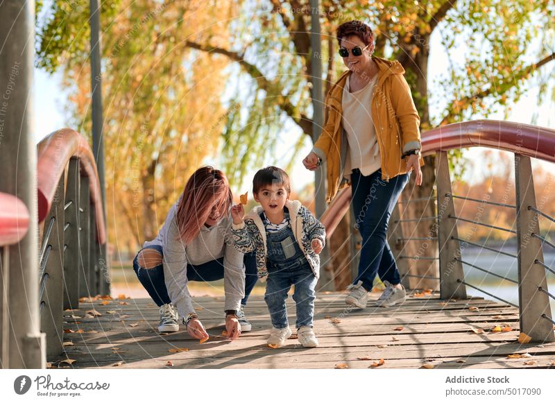 Glückliche LGBT-Familie hat Spaß im Park lesbisch Paar Kind spielen Spaß haben Herbst Zusammensein Liebe Partnerschaft niedlich heiter Mutter Frauen