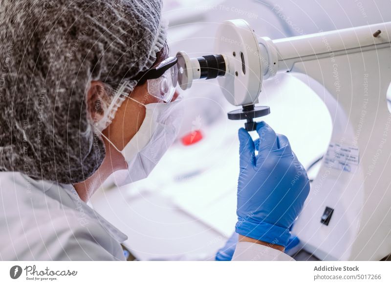 Frau schaut auf Mikroskop Labor arbeiten Wissenschaft zuschauend Person forschen Wissenschaftler medizinisch Medizin Chemie Technik & Technologie Chemiker Arzt
