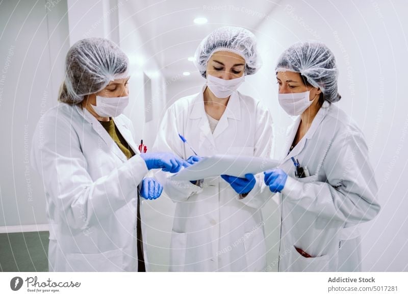 Frauen mit Papieren im Labor arbeiten Wissenschaft Dokumente Person forschen Wissenschaftler medizinisch Medizin Chemie Technik & Technologie Chemiker Arzt