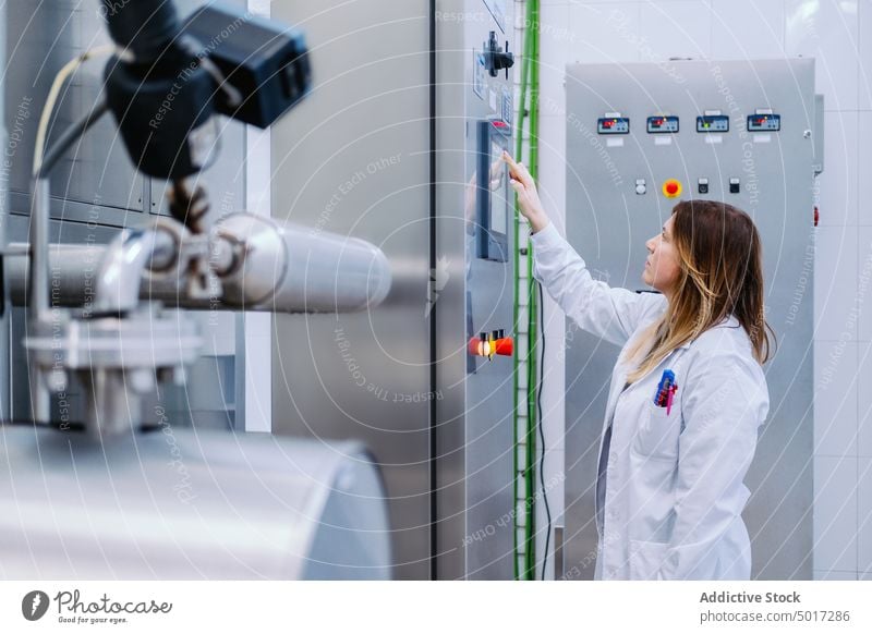 Wissenschaftler, der mit Display arbeitet Labor forschen Tablette arbeiten Bildschirm Anzeige Chemie Experiment medizinisch wissenschaftlich