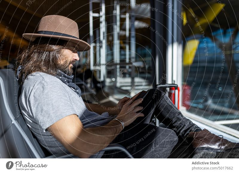 Mann am Handy auf einer Flughafenbank, während er auf einen Flug wartet Verkehr Smartphone reisen Terminal schlafen benutzend ruhen warten Transport fliegen