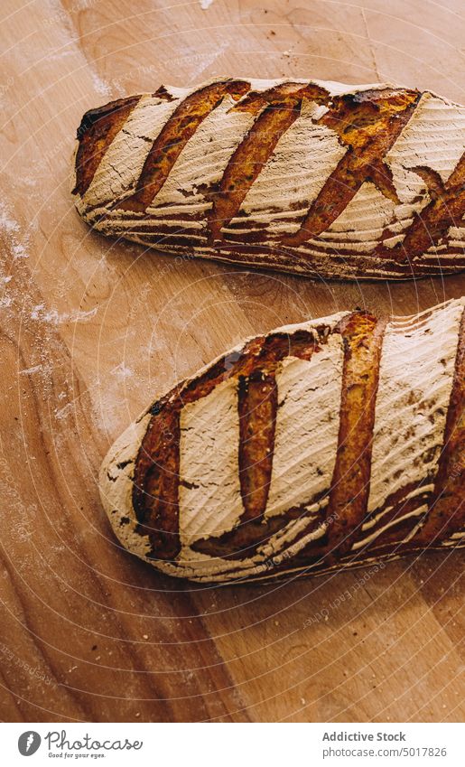 gebackene Brote auf Holztisch Bäckerei Koch Inszenierung Prozess industriell Lebensmittel vorbereiten frisch Küche Gebäck Tradition Brotlaib lecker