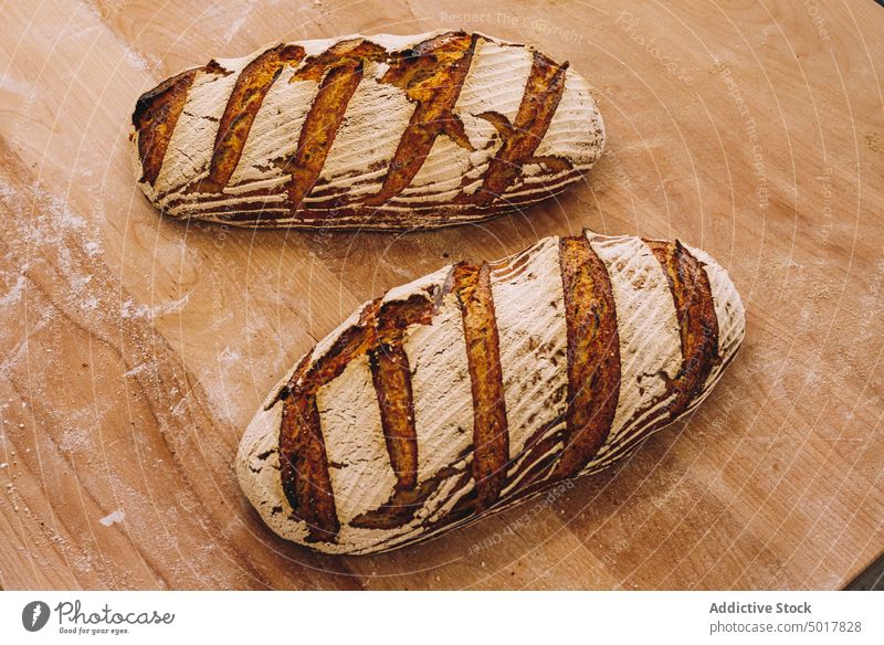 gebackene Brote auf Holztisch Bäckerei Koch Inszenierung Prozess industriell Lebensmittel vorbereiten frisch Küche Gebäck Tradition Brotlaib lecker