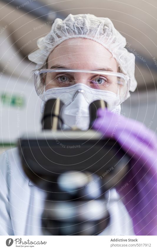 Frau arbeitet im Labor Mikroskop Probe jung medizinisch forschen Arbeiter Gerät Prüfung Werkzeug Experiment Wissenschaft Chemie Mikrobiologie Biotechnologie