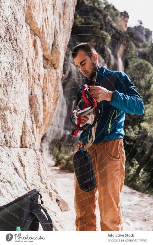 Kletterer bereitet Seile vor Aufsteiger vorbereitend Hand Haken Hände Ausrüstung Sicherheit Vertrauen Aufstieg Klettern anonym Gerät Sport Karabinerhaken