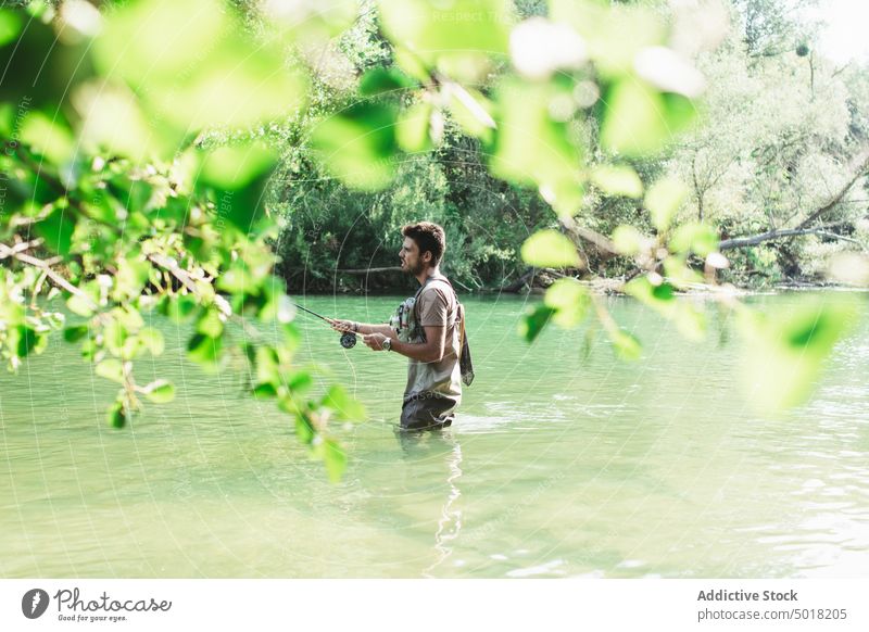 Fischer, der seine Angelrute in einen Gebirgsfluss wirft Mann Fluss Person Wasser Erholung Sport Aktivität Natur fangen Fischen Berge u. Gebirge Sommer Fliege