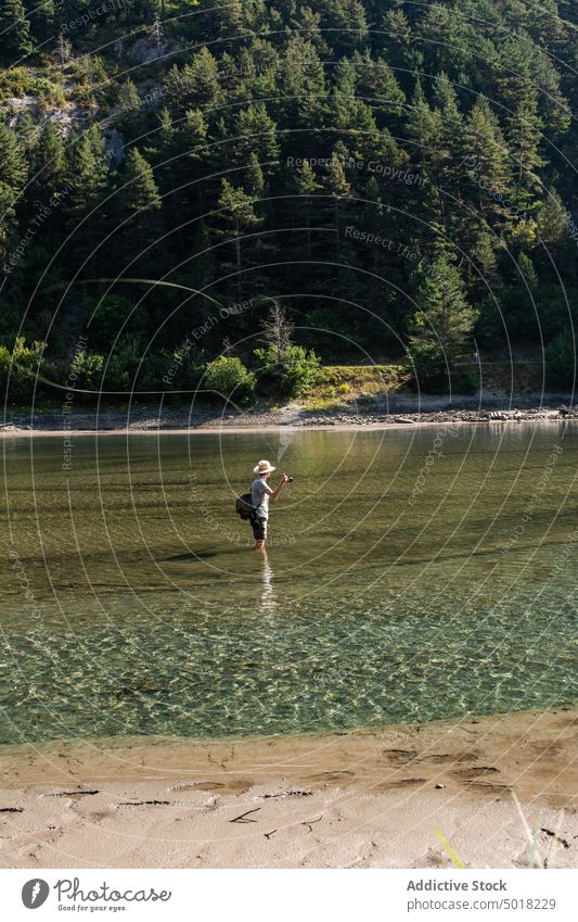 Fischer, der seine Angelrute in einen Gebirgsfluss wirft Mann Fluss Person Wasser Erholung Sport Aktivität Natur fangen Fischen Berge u. Gebirge Sommer Fliege