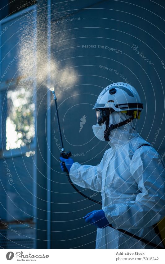 Nahaufnahme eines Feuerwehrmanns beim Desinfizieren der Wände eines Gebäudes COVID19 Menschen Person Gas Virus Training Pandemie Schutz Aktivität Industrie