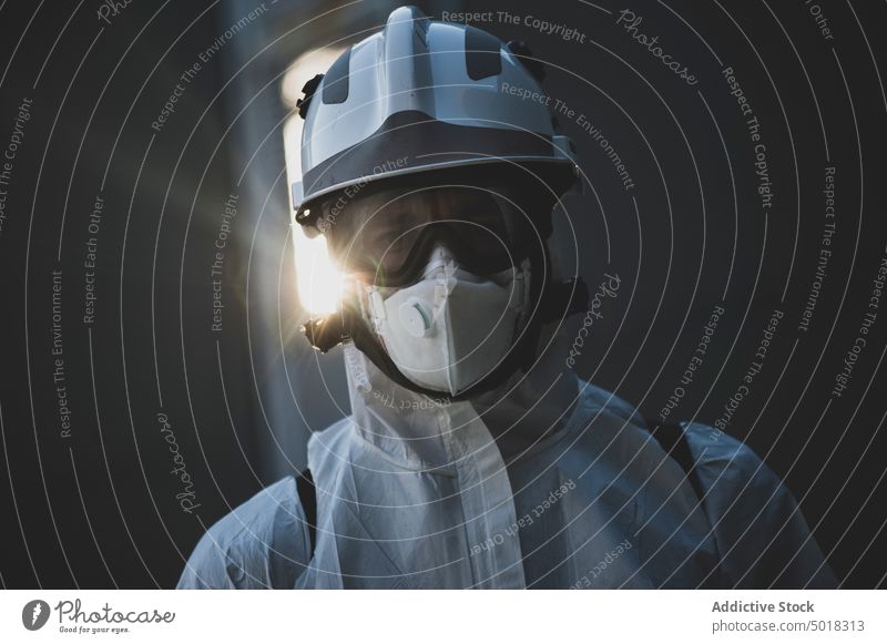 Porträt eines Feuerwehrmanns, der bereit ist, die Wände eines Gebäudes zu desinfizieren COVID19 Menschen Person Gas Virus Training Pandemie Schutz Aktivität