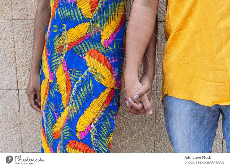 Ethnisches Paar hält sich auf der Straße an den Händen Händchenhalten Liebe farbenfroh Sommer Partnerschaft berühren Zusammensein Großstadt romantisch ethnisch