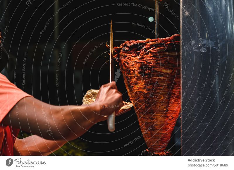 Anonymer mexikanischer Koch bei der Zubereitung von Tacos in der Restaurantküche Küchenchef vorbereiten Lebensmittel Rindfleisch Arbeit Vertikalbratrost Mann