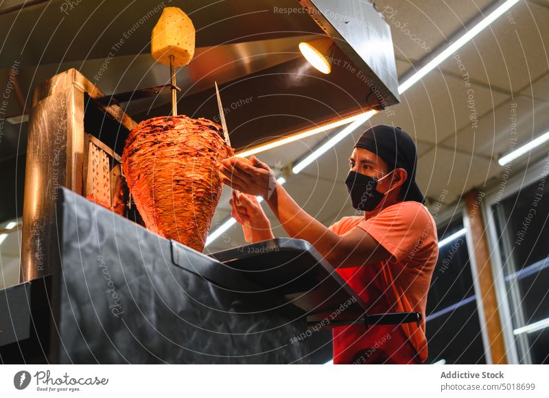 Mexikanischer Koch bereitet Tacos in der Restaurantküche zu Küchenchef vorbereiten Lebensmittel Rindfleisch Arbeit Vertikalbratrost Mann Fleisch Prozess Job