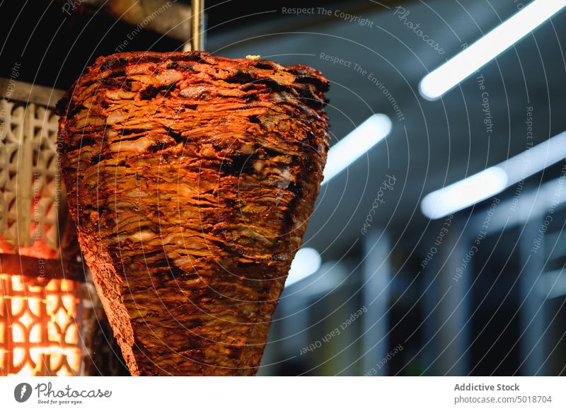 Gyro-Maschine mit leckerem Fleisch in der Küche Kreiselmaschine Rindfleisch grillen Protein Produkt natürlich Aroma Restaurant appetitlich Schawarma-Maschine