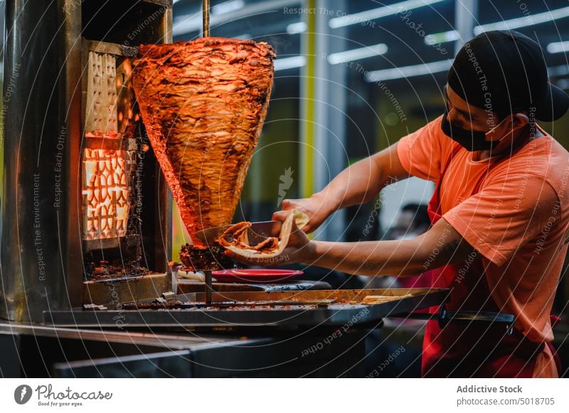 Mexikanischer Koch bereitet Tacos in der Restaurantküche zu Küchenchef vorbereiten Lebensmittel Rindfleisch Arbeit Vertikalbratrost Mann Fleisch Prozess Job