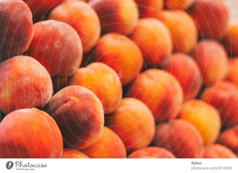 Pfirsiche Früchte Hintergrund im Lebensmittelmarkt. Gesundes und leckeres vegetarisches Essen Gesunde Ernährung rot Ernte im Freien gesunde Ernährung gelb süß