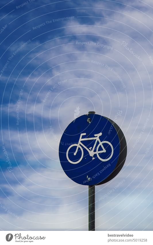 Niedrige Tagesansicht eines Radwegschilds unter blauem Himmel mit Wolken. Radweg-Schild niemand Blauer Himmel Verkehrsschild Symbol Fahrrad Zyklus Transport Weg