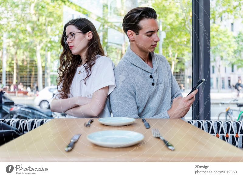 Junge Frau, die bei einer schlechten Verabredung im Restaurant eine verzweifelte Geste macht Paar Person Café wütend Mann Freundin jung Sitzen Problematik