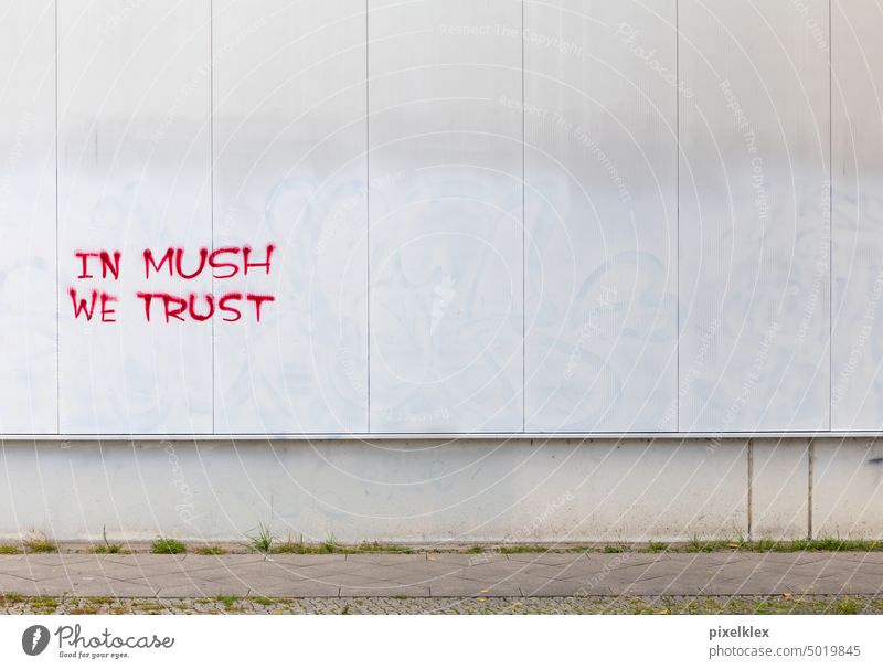 Graffiti „In Mush We Trust“, Hauswand in Berlin-Friedrichshain Graffito Schrift Buchstaben rot gesprüht besprüht sprühen Wand weiß Drogen Sucht Drogensucht