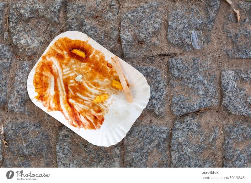 Pappteller mit Resten von Pommes, Ketchup und einem alten Kaugummi, Berlin Teller Fritten Pommes Fritten Fastfood Müll Müllentsorgung Straßenmüll
