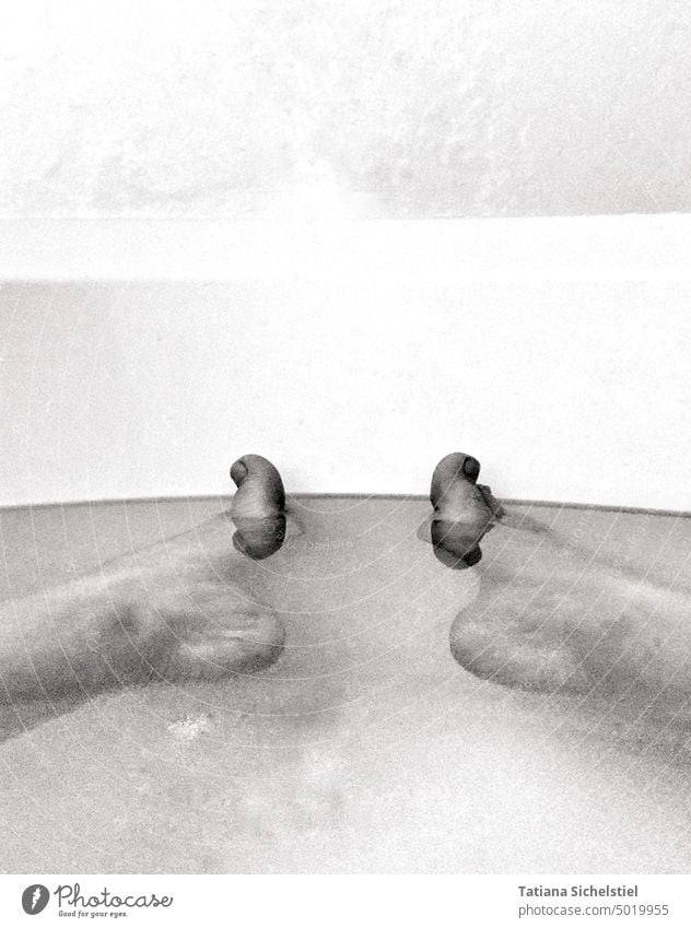 Füße in der Wanne Badewanne nackt Frau Fuß schwarzweiß Mensch baden wohlfühlen Wasser Erholung waschen barfuß Körperpflege Schwimmen & Baden nasses Haar