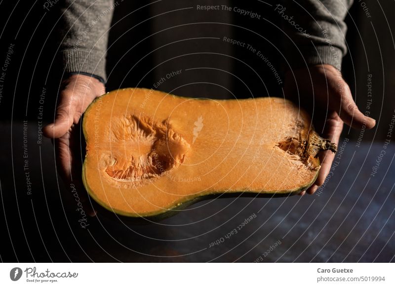 Halber Kürbis Innenkürbis Bio-Lebensmittel Landwirt Bioprodukte Vegetarische Ernährung Gesunde Ernährung Gemüse orange Kürbiszeit gesunde Ernährung frisch