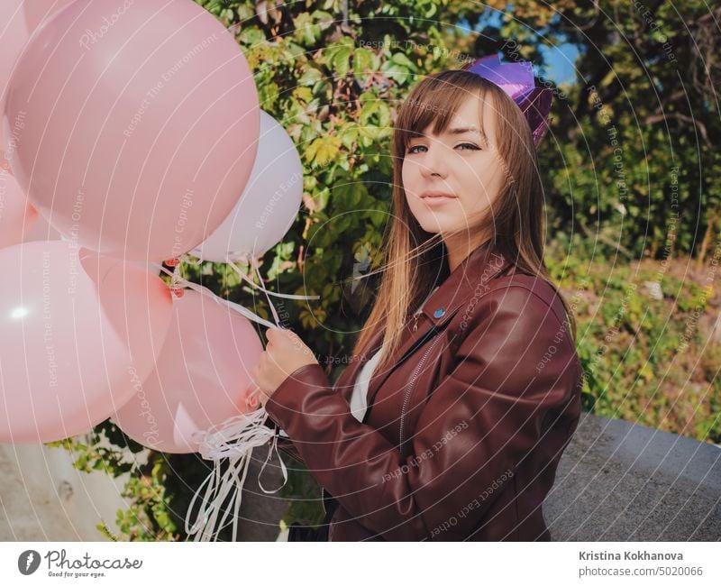 Hübsche junge Teenager in Krone mit Luftballons feiern Geburtstag. Frohe Feiertage, Prinzessinnen-Stil. Hintergrund Ballon schön Schönheit hell heiter