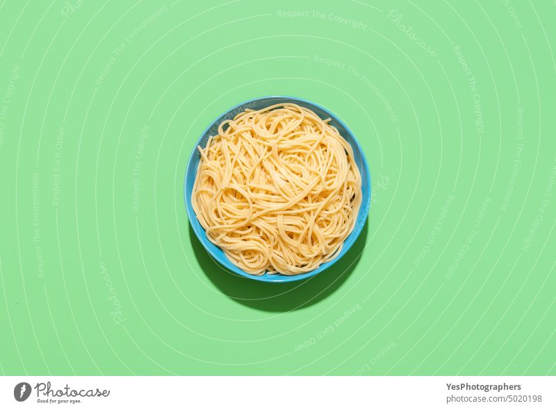 Spaghetti von oben auf einem grünen Hintergrund. Gekochte Nudeln ohne Soße. blau gekocht Schalen & Schüsseln hell Kohlenhydrate Nahaufnahme Farbe