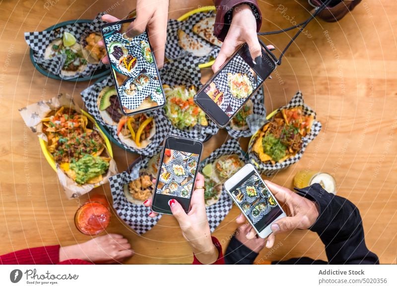 Crop gesichtslose Freunde fotografieren Essen im Restaurant Lebensmittel Smartphone besessene Habitus Food-Fotografie Mahlzeit Blogger sich[Akk] sammeln