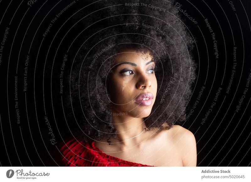 Elegante kubanische Frau auf schwarzem Hintergrund elegant romantisch Stil feminin nachdenklich sanft reflektierend Porträt Angebot Profil besinnlich idyllisch