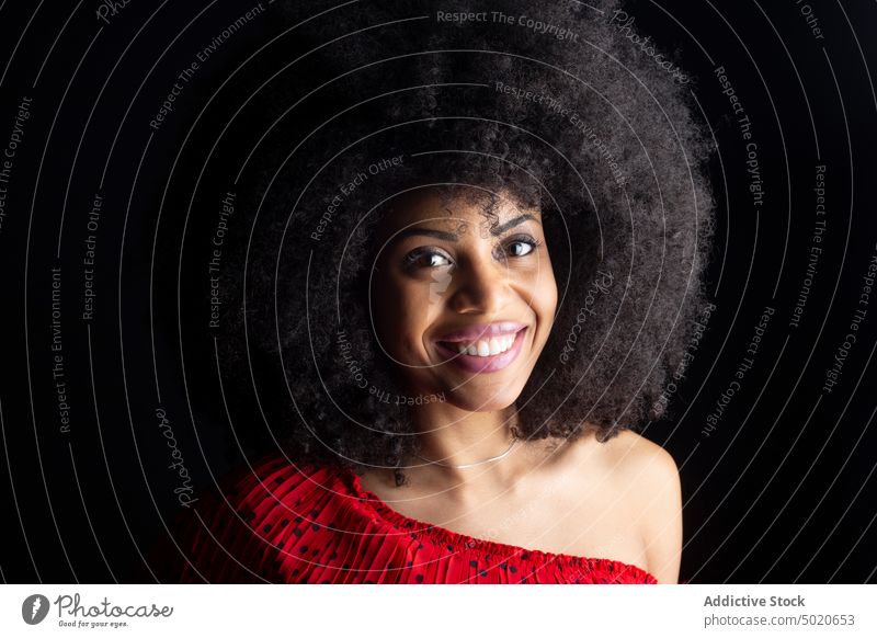 Elegante glückliche kubanische Frau auf schwarzem Hintergrund elegant Lächeln romantisch Stil feminin sanft Porträt Angebot Profil Plisseefalte idyllisch Glück
